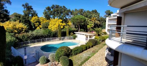 une piscine dans l'arrière-cour d'une maison dans l'établissement Apartment Blue Riviera - am Strand mit Meerblick und Pool by Riviera HomeLife, à Saint-Raphaël