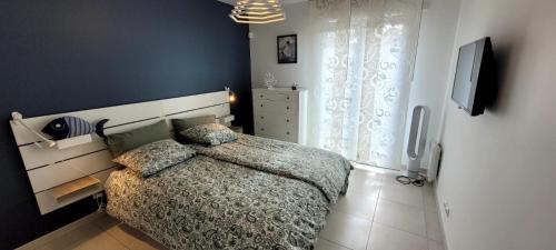 une chambre avec un lit et une grande fenêtre dans l'établissement Apartment Blue Riviera - am Strand mit Meerblick und Pool by Riviera HomeLife, à Saint-Raphaël