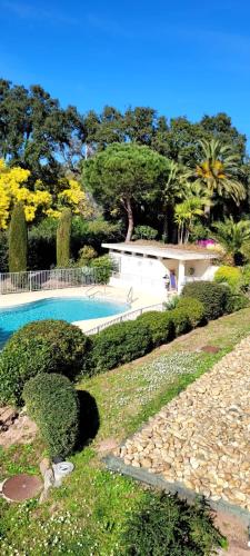 Apartment Blue Riviera - am Strand mit Meerblick und Pool by Riviera HomeLife
