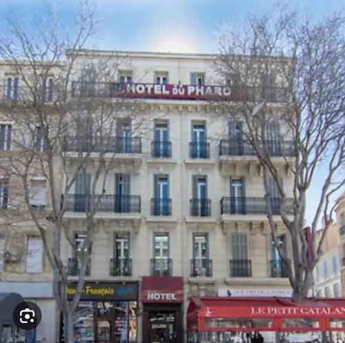 un grand bâtiment avec un hôtel dessus dans l'établissement Hotel du Pharo, à Marseille