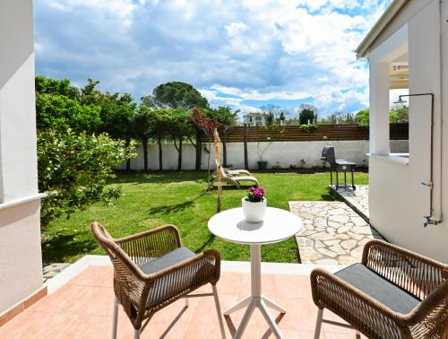 Zahrada ubytování Depis home, in Lefkas town