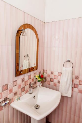 a bathroom with a sink and a mirror at Ella Heaven Inn in Kumbalwela