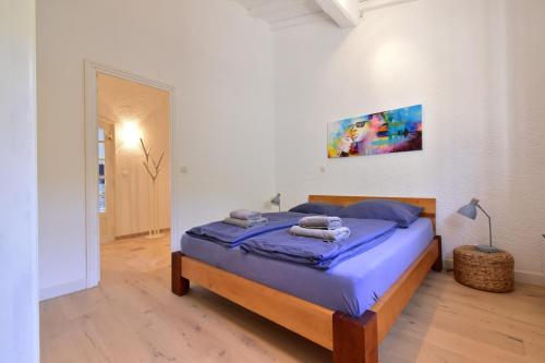 une chambre avec un lit avec des serviettes dessus dans l'établissement Ferienhaus Équilibre, ideal für Familien oder Hundefreunde, toller Pool und Meerblick, à Saint-Peïre-sur-Mer