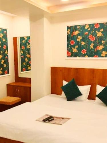 Ένα ή περισσότερα κρεβάτια σε δωμάτιο στο Hotel Shree Mahakal Darshan