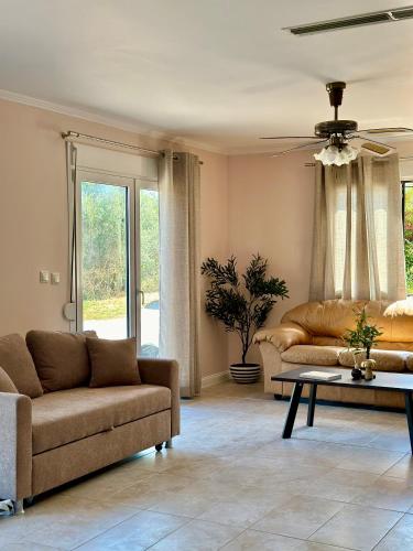 a living room with a couch and a table at Perl's Apartment in Póndi