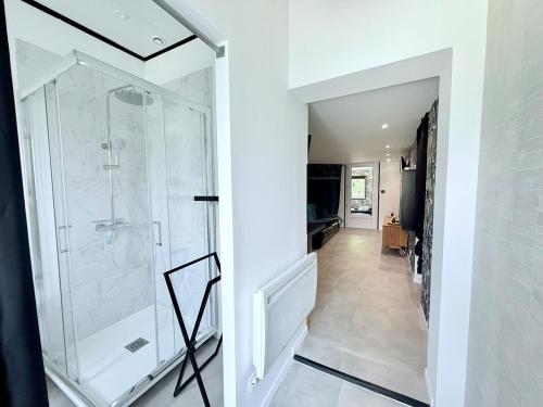 La salle de bains est pourvue d'une douche à l'italienne et d'une cabine de douche en verre. dans l'établissement 1753-3 L'atelier secret, à Échillais