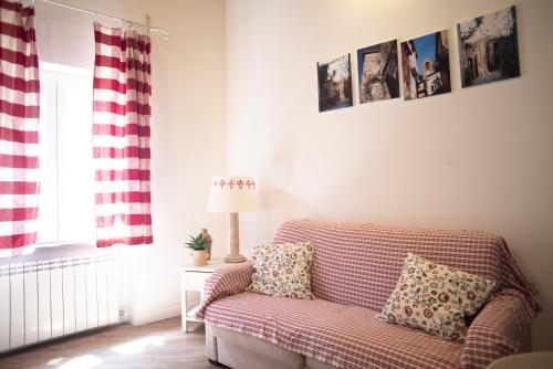 a living room with a red and white couch at Dolce vita al lago in Anguillara Sabazia