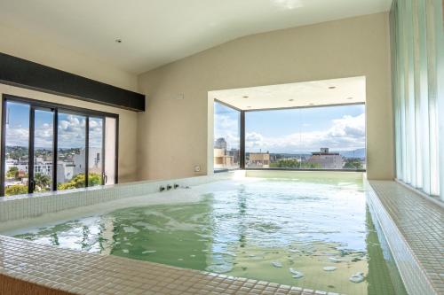 Der Swimmingpool an oder in der Nähe von Depto "Ideal" Céntrico, Pile Int y Pile en Terraza, Cochera, Aire Ac