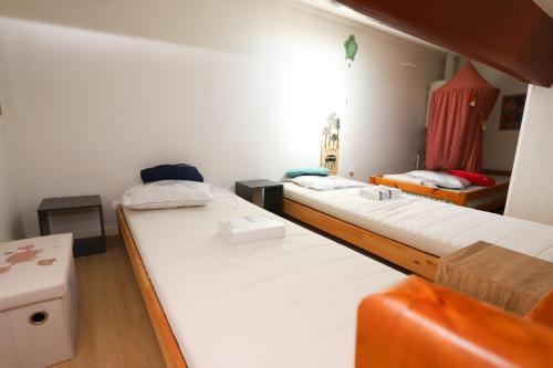 deux lits dans une petite pièce avec dans l'établissement St Cyprien Plage jolie maison proche plage, à Saint Cyprien Plage