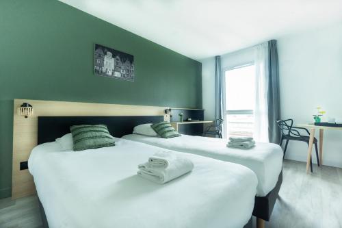 Una cama o camas en una habitación de City Résidence Tours