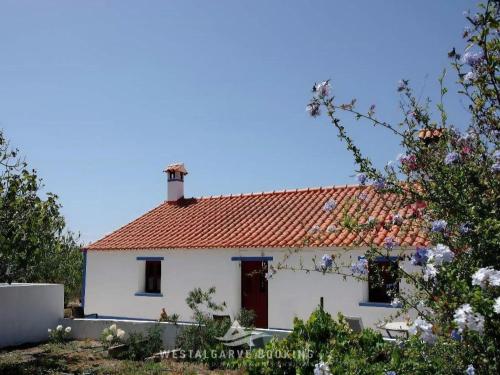 une maison blanche avec un toit rouge dans l'établissement Countryhome Pomar, à Odeceixe