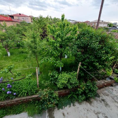a garden with plants and flowers on a fence at Komfort in Aghk'ilisa