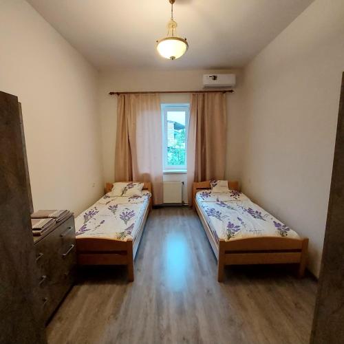 Una cama o camas en una habitación de Komfort