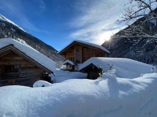 a pile of snow in front of a cabin at Panoramasuite in Flattach