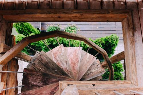 an open umbrella in a wooden window at Panoramasuite in Flattach