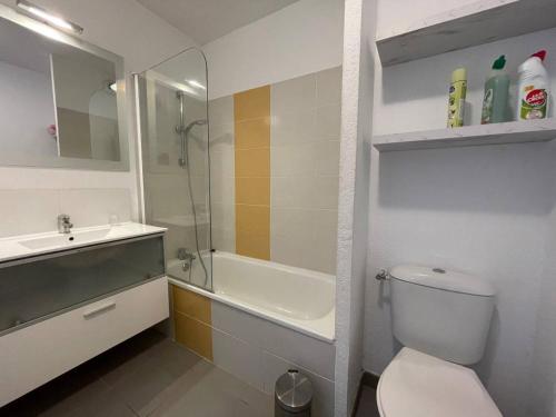 une salle de bain avec un lavabo, des toilettes et une baignoire dans l'établissement Argelès sur mer - Appartement deux pièces - AR920-006, à Argelès-sur-Mer