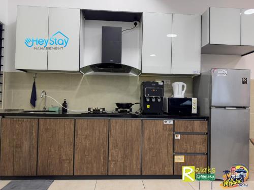 Kuchyň nebo kuchyňský kout v ubytování Atlantis Residences Melaka by HeyStay Management