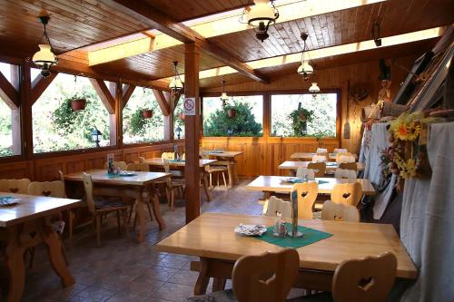 Reštaurácia alebo iné gastronomické zariadenie v ubytovaní Penzión Salaš Cabaj
