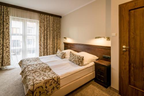 sypialnia z łóżkiem i oknem w obiekcie Orient Palace w mieście Bielany Wrocławskie