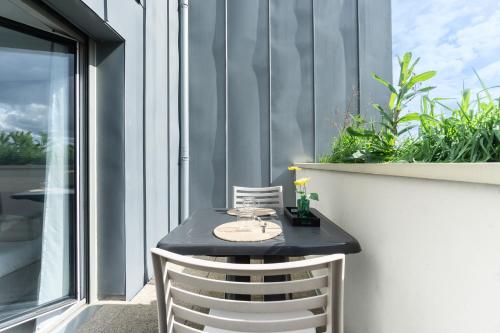 Un balcón o terraza en City Résidence Tours
