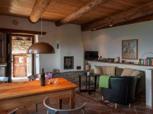 a living room with a couch and a table at Sole e Fiori di Erik Gaebler in Paschero