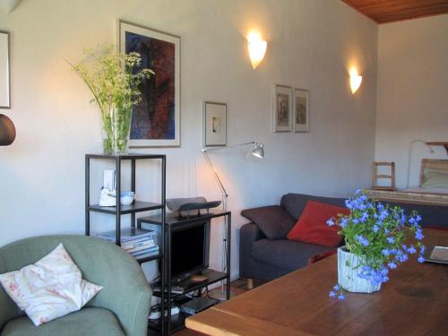 a living room with a couch and a table at Sole e Fiori di Erik Gaebler in Paschero