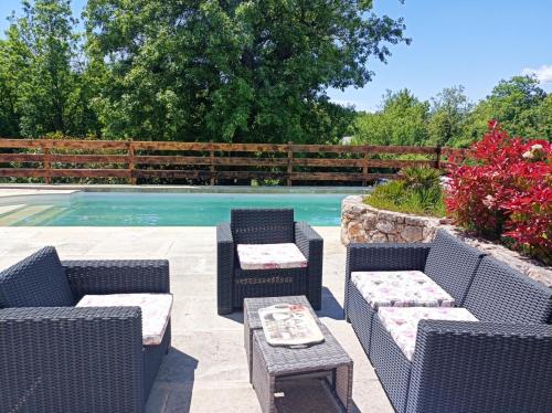 un patio avec des chaises et des tables à côté d'une piscine dans l'établissement Villa avec Piscine, à Saint-Vallier-de-Thiey