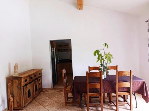 une salle à manger avec une table et des chaises dans l'établissement Villa avec Piscine, à Saint-Vallier-de-Thiey