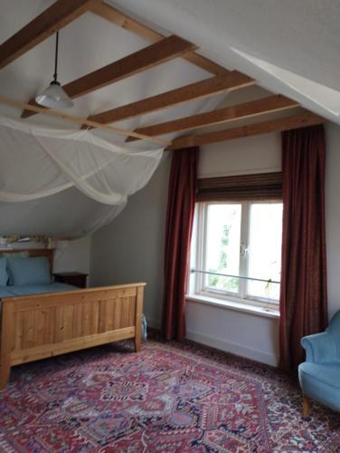 a bedroom with a bed and a window at Vakantie Appartement Klavertje 4 in Laren Gld in Laren