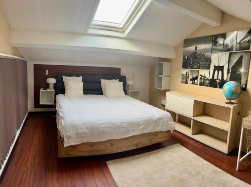 - une chambre avec un grand lit et une lucarne dans l'établissement Casa Adelia, à Pélissanne