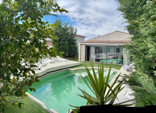 une piscine devant une maison dans l'établissement Casa Adelia, à Pélissanne