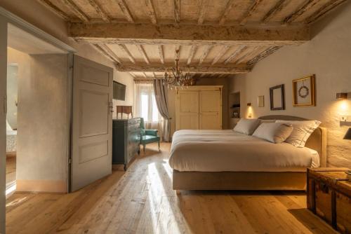 a bedroom with a large bed in a room at L'imbrunire in Campiglia dʼOrcia