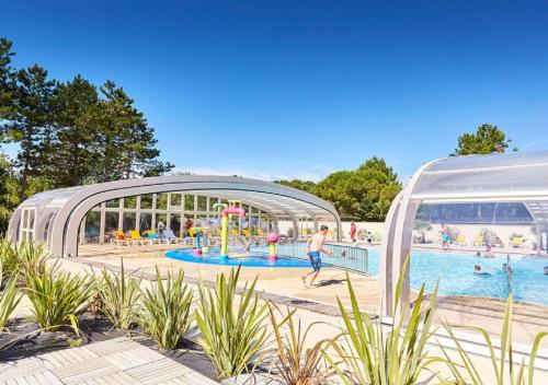 un rendu d'une piscine dans un parc dans l'établissement Mobile home 3 bedrooms, à Saint-Jean-de-Monts