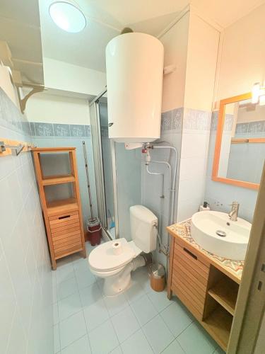 une salle de bain avec toilettes et lavabo dans l'établissement Les Sables Fins, Joli Appartement Front de Mer, 1 min des plages, Parking, à Sète