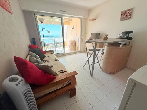 un salon avec un canapé et une table avec vue dans l'établissement Les Sables Fins, Joli Appartement Front de Mer, 1 min des plages, Parking, à Sète