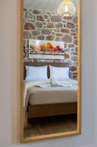 a mirror reflection of a bed in a room at Elevi in Tiros