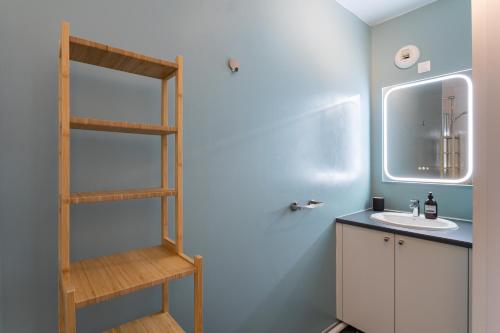 La salle de bains est pourvue d'un lavabo et d'une étagère. dans l'établissement Golden Horizon - proche Intra-Muros, à Saint-Malo