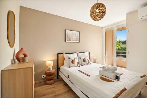 une chambre avec un grand lit et une fenêtre dans l'établissement Modern apartment sea view -2BR-4P- Saint-Tropez, à Saint-Tropez