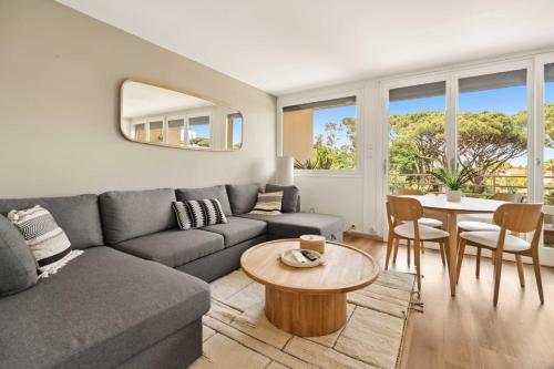 un salon avec un canapé et une table dans l'établissement Modern apartment sea view -2BR-4P- Saint-Tropez, à Saint-Tropez
