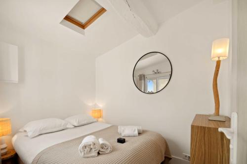une chambre avec un lit avec un miroir au mur dans l'établissement Magnificent apartment - AC- 2BR- Saint-Tropez, à Saint-Tropez