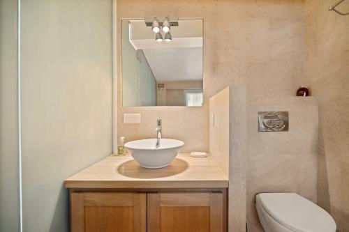 une salle de bain avec un lavabo, des toilettes et un miroir dans l'établissement Magnificent apartment - AC- 2BR- Saint-Tropez, à Saint-Tropez