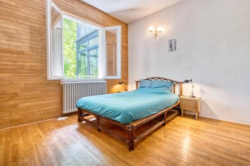 ein Schlafzimmer mit einem Bett und einem Fenster in der Unterkunft Appartement La Montagne Sud in Allemans