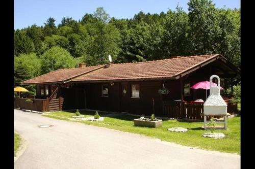 una piccola casa con una statua davanti di Ferienhaus Marco In Eppenschlag a Eppenschlag