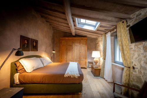 a bedroom with a bed in a room with a window at L'imbrunire in Campiglia dʼOrcia