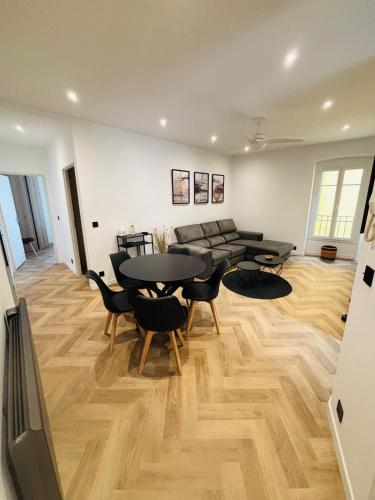 - un salon avec des tables, des chaises et un canapé dans l'établissement T4 Old Town Menton - Mer-Cœur de la Piétonne, à Menton