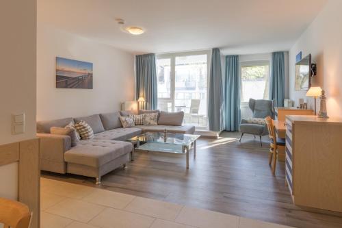 a living room with a couch and a table at Leuchtturm an der Seebrücke in Zingst