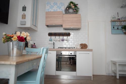 a kitchen with a table and a stove top oven at Dolce vita al lago in Anguillara Sabazia