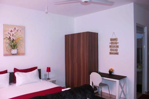 Postel nebo postele na pokoji v ubytování Koi Serenity Homes