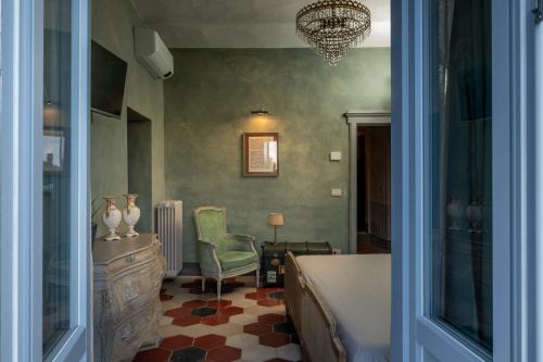 a bedroom with a bed and a desk and a chair at L'imbrunire in Campiglia dʼOrcia