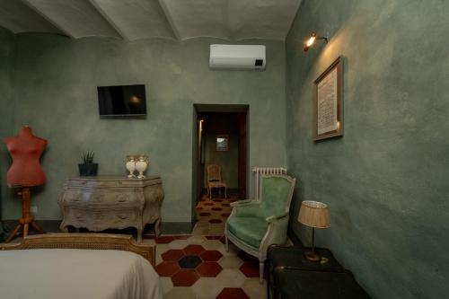 a bedroom with a bed and a table and a chair at L'imbrunire in Campiglia dʼOrcia